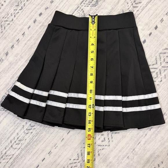 Women’s Classic Black Pleated Mini Skirt White Trim Chic Sporty Flattering Small - Picture 6 of 7
